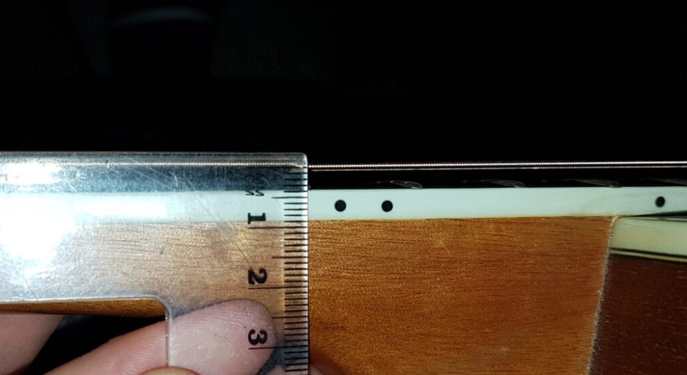 cách chỉnh cần đàn guitar