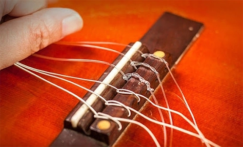 Dây đàn guitar làm bằng gì? Khám phá vật liệu tạo nên âm thanh