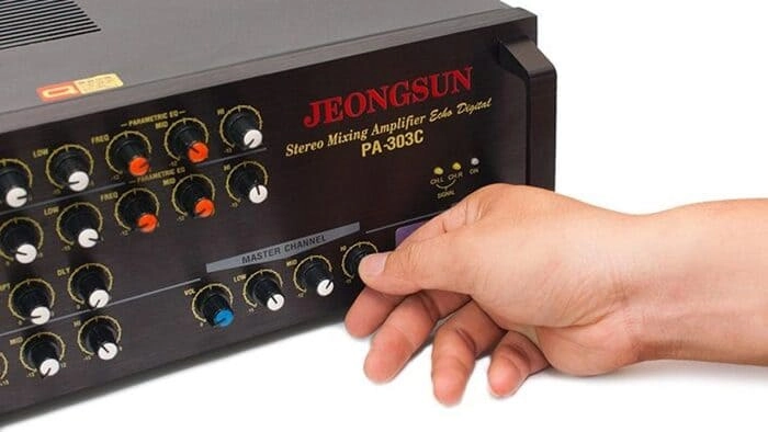 Hướng Dẫn Kết Nối EQ Guitar Với Loa: Tối Ưu Âm Thanh Của Bạn