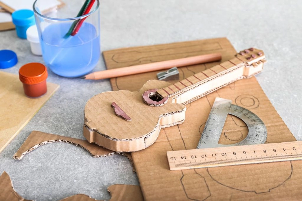 Tự Làm Đàn Guitar Bằng Bìa Cứng: Thỏa Sức Sáng Tạo Tại Nhà