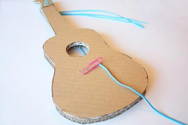 cách làm đàn guitar bằng bìa cứng