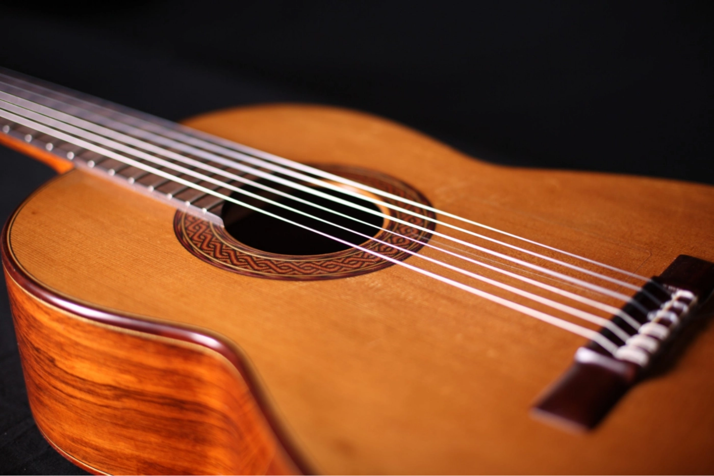 đàn guitar cao cấp