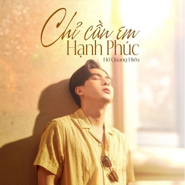 Lòi bài hát Vết Thương Chưa Lành – Hồ Quang Hiếu Lại một đêm trôi qua mau, anh lẻ loi u sầu Từ ngày đôi ta xa nhau anh mãi mang niềm đau Tình ngày xưa thắm thiết để bây giờ ngồi hối tiếc Lạnh lùng trong đêm vắng hỡi em Giờ em vui bên người ta tôi khóc thương nơi này Người ta yêu em hơn tôi hay là dối gian mà thôi Một mình trong nỗi nhớ để bây giờ người bỡ ngỡ Tình tan vỡ xót xa trong bơ vơ ĐK: Những đêm không ngủ yên anh giật mình kêu tên em hỡi em Kỷ niệm xưa câu yêu thương em đã trao hôm nào Chỉ còn trong mơ em yêu ơi Chỉ còn trong dĩ vãng kí ức đã xa rồi em hỡi Cố quên em mà thôi không còn gì khi đôi ta mất nhau Còn lại đây bao chua cay bao vết đau chưa lành Lại một đêm trôi qua em ơi lại một đêm anh ghi câu ca Viết lên đây những tâm sự buồn Hợp âm bài hát Vết Thương Chưa Lành – Hồ Quang Hiếu Điệu Ballad, Tone gốc Am [Am] Lại một đêm trôi qua mau, anh [G] lẻ loi u sầu Từ ngày [F] đôi ta xa nhau anh mãi [C] mang niềm đau Tình [Dm] ngày xưa thắm thiết để bây [Am] giờ… Lạnh lùng trong đêm vắng hỡi [E7] em [Am] Giờ em vui bên người ta tôi khóc [G] thương nơi này [F] Người ta yêu em hơn tôi hay là [C] dối gian mà thôi Một [Dm] mình trong nỗi nhớ để bây [Am] giờ người bỡ ngỡ Tình tan [F] vỡ xót xa trong bơ [E7] vơ ĐK: [Am] Những đêm không ngủ yên anh giật mình kêu tên [Dm] em hỡi em Kỉ niệm [G] xưa câu yêu thương em đã [C] trao hôm nào Chỉ còn trong [F] mơ em yêu ơi chỉ còn trong [G] dĩ vãng… Đã xa rồi em [E7] hỡi [Am] Cố quên em mà thôi không còn gì khi đôi [Dm] ta mất nhau Còn lại [G] đây bao chua cay bao vết [C] đau chưa lành [Am] Lại một đêm trôi qua em ơi, [G] lại một đêm anh ghi câu ca Viết lên [E7] đây những tâm tình buồn… [Am] Nguồn hợp âm chuẩn theo phiên bản đóng góp Thông tin bài hát Bài hát thể hiện tâm trạng đau buồn sau chia tay, nỗi niềm day dứt qua từng đêm dài. Giai điệu buồn man mác cùng ca từ khắc khoải đã tạo nên “vết thương chưa lành” trong lòng người nghe, đặc biệt với phong cách ballad sâu lắng của Hồ Quang Hiếu. • Tên bài hát: Vết Thương Chưa Lành • Nghệ sĩ thể hiện: Hồ Quang Hiếu • Sáng tác: Phan Quang (hoặc Tuấn Quang, đang lưu hành hai thông tin) • Album/Single: Single • Thời điểm phát hành: khoảng cuối năm 2014 đầu 2015 (phiên bản hợp âm cập nhật 2014) • Thể loại: Nhạc trẻ, Ballad Từ khóa liên quan: lời bài Vết Thương Chưa Lành, lyrics Vết Thương Chưa Lành Hồ Quang Hiếu, Vết Thương Chưa Lành hợp âm, karaoke Vết Thương Chưa Lành, MP3 Vết Thương Chưa Lành, sheet piano Vết Thương Chưa Lành.